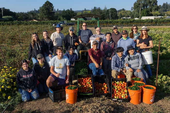Jardín del Pueblo: The People’s Garden – Farmworker families grow food for themselves and those in need.